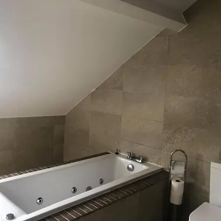 Harcourt Place Apartment *